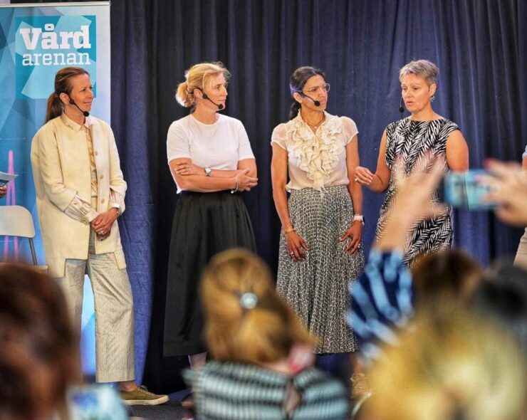 On stage, Ameli Norling, Tobias Alfvén, Lotta Eriksson, Towa Jexmark, Nasim Bergman Farrokhnia, and Torbjörn Hurtig stand on stage at Almedalen 2023.